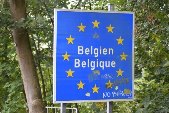 Belgien-Schild auf Köpfchen (Bild: Stephan Pesch/BRF)