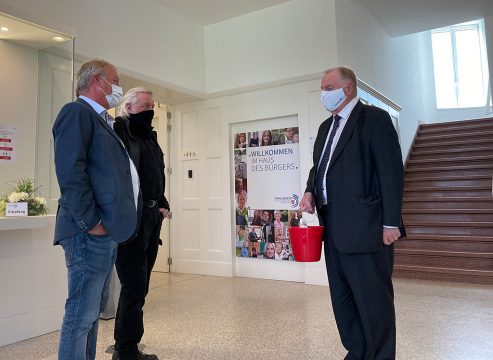 Übergabe des Eimers Sojaschrot an das DG-Parlament (Bild: Robin Emonts/BRF)