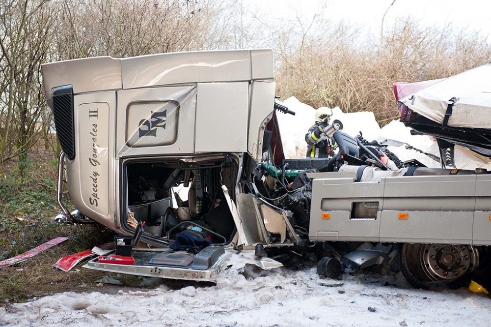 LKW stürzt von einer Brücke in Sprimont (Bild: Belga/NicolasLambert)