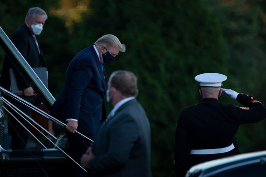 Ankunft von Donald Trump am Walter-Reed-Militärkrankenhaus in Bethesda (Bild: Brendan Smialowski/AFP)