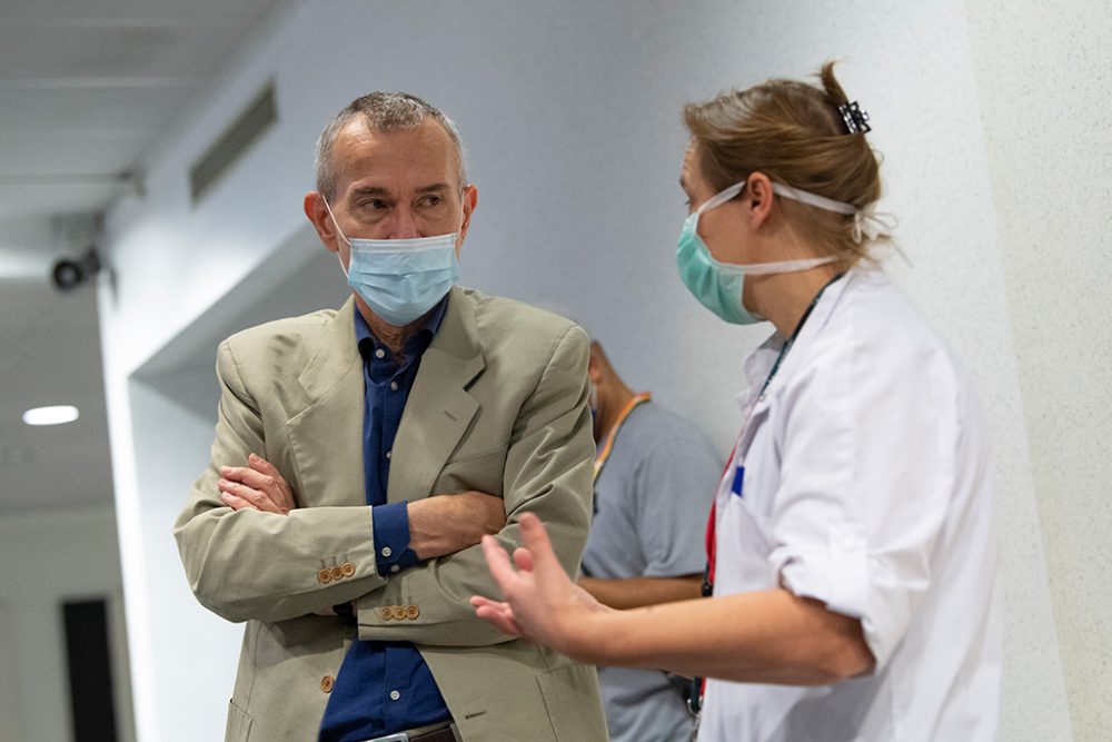 Gesundheitsminister Frank Vandenbroucke im Gespräch mit Virologin Erika Vlieghe (Bild: Benoit Doppagne/Belga)