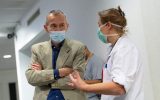 Gesundheitsminister Frank Vandenbroucke im Gespräch mit Virologin Erika Vlieghe (Bild: Benoit Doppagne/Belga)