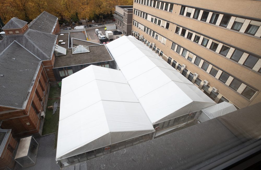 In Verviers ist eine Station in einem Zelt auf dem Parkplatz aufgebaut worden (Bild: Benoît Doppagne/Belga)