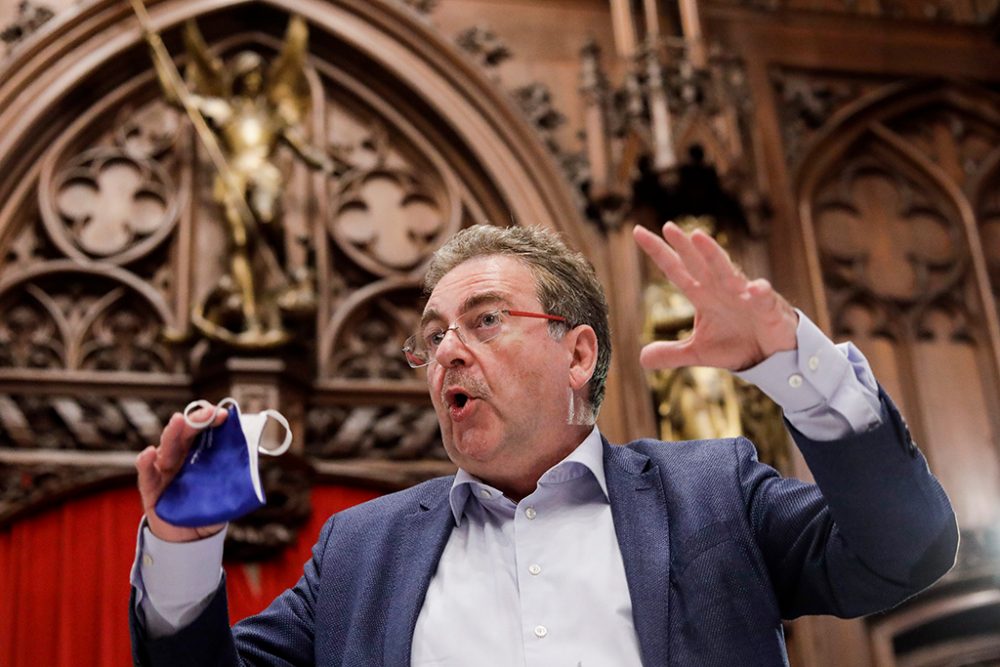 Rudi Vervoort bei der Pressekonferenz am Mittwoch (Bild: Thierry Roge/Belga)