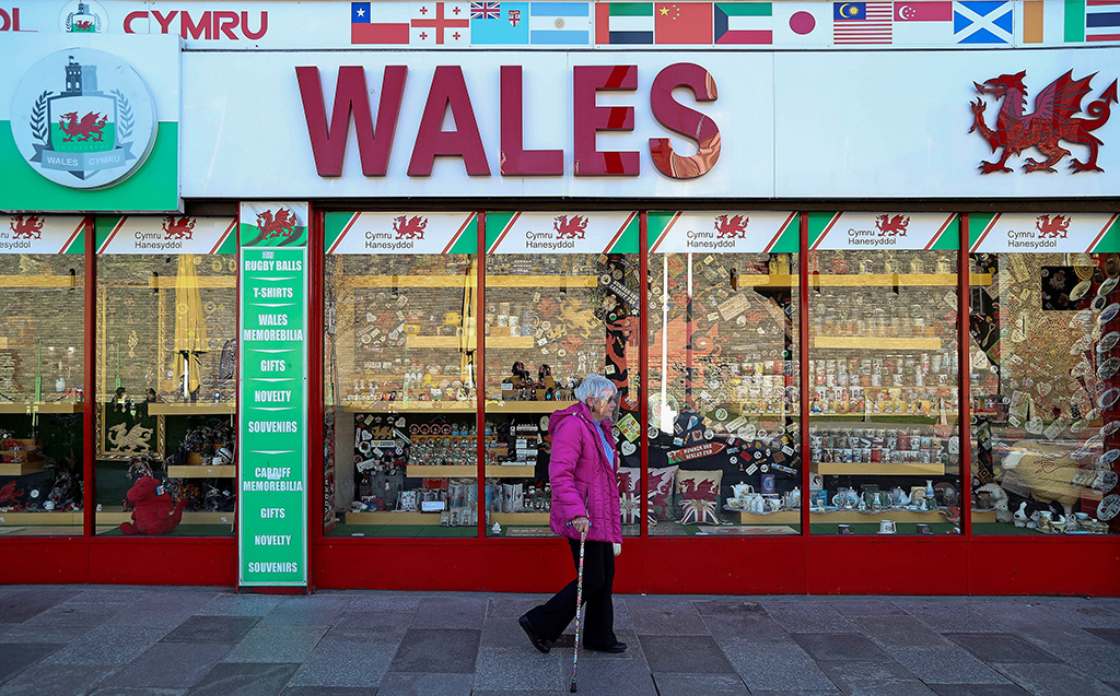 Frau mit Maske in Cardiff, Wales (Bild: Geoff Caddick/AFP)