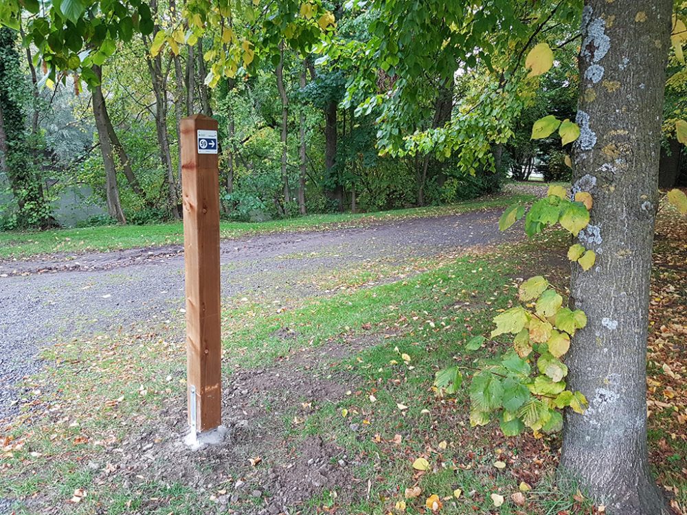 In Eynatten wurden bereits die ersten Holzpfeiler für das Knotenpunktsystem installiert (Bild: ostbelgien.eu)