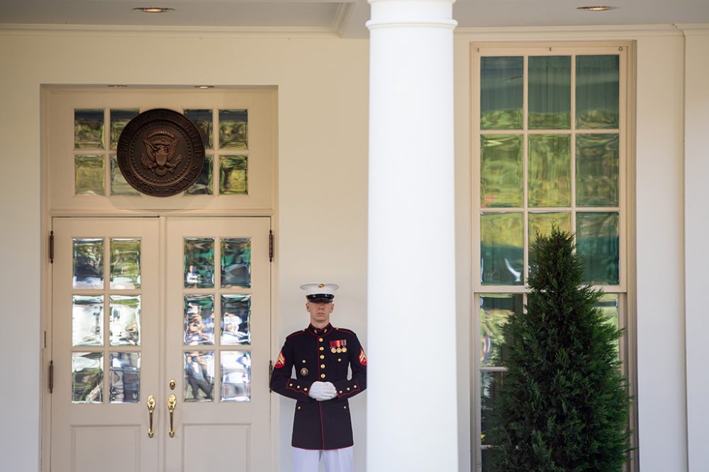 Wache vor dem Weißen Haus in Washington (Bild: Saul Loeb/AFP)