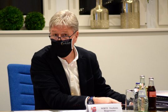 Büllingens Bürgermeister Friedhelm Wirtz beim Gemeinderat am Montagabend (Bild: Stephan Pesch/BRF)