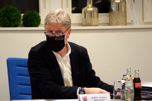 Büllingens Bürgermeister Friedhelm Wirtz beim Gemeinderat am Montagabend (Bild: Stephan Pesch/BRF)