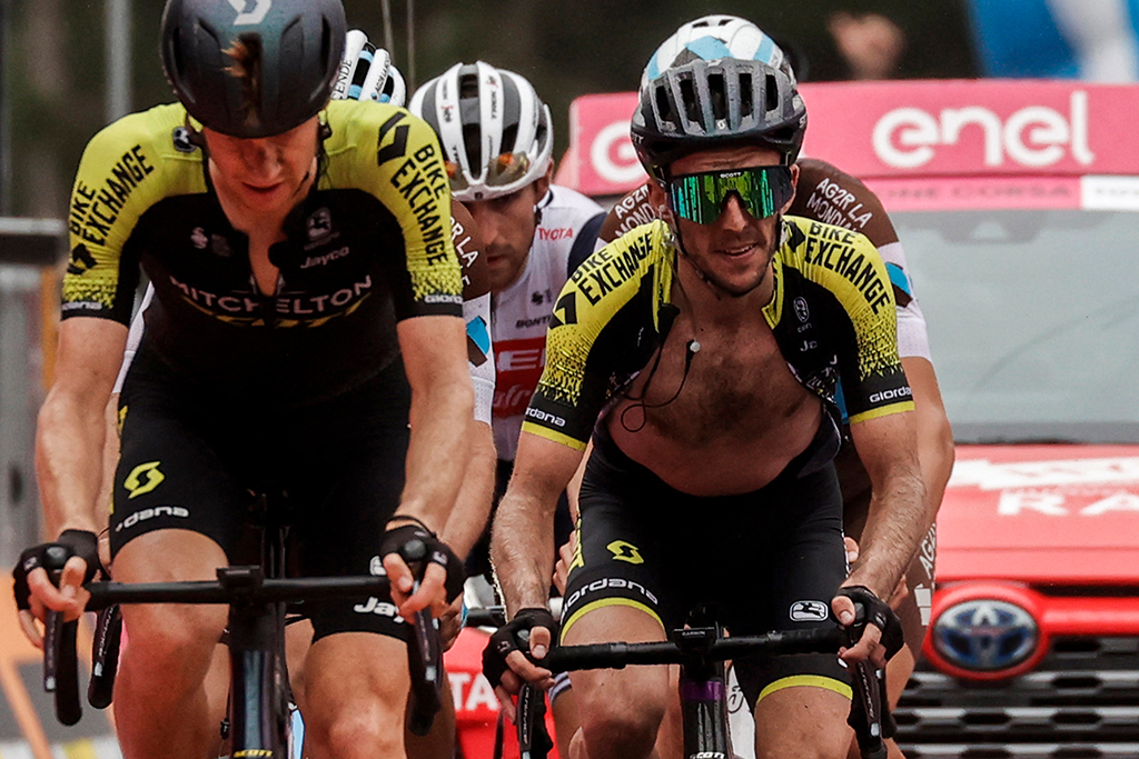 Simon Yates (r.) muss den Giro d'Italia verlassen (Bild: Luca Bettini/AFP)