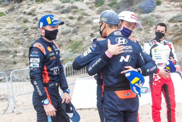 Nicolas Gilsoul und Thierry Neuville gratulieren Dani Sordo zum Sieg auf Sardinien (Bild: Fabien Dufour/Hyundai Motorsport)