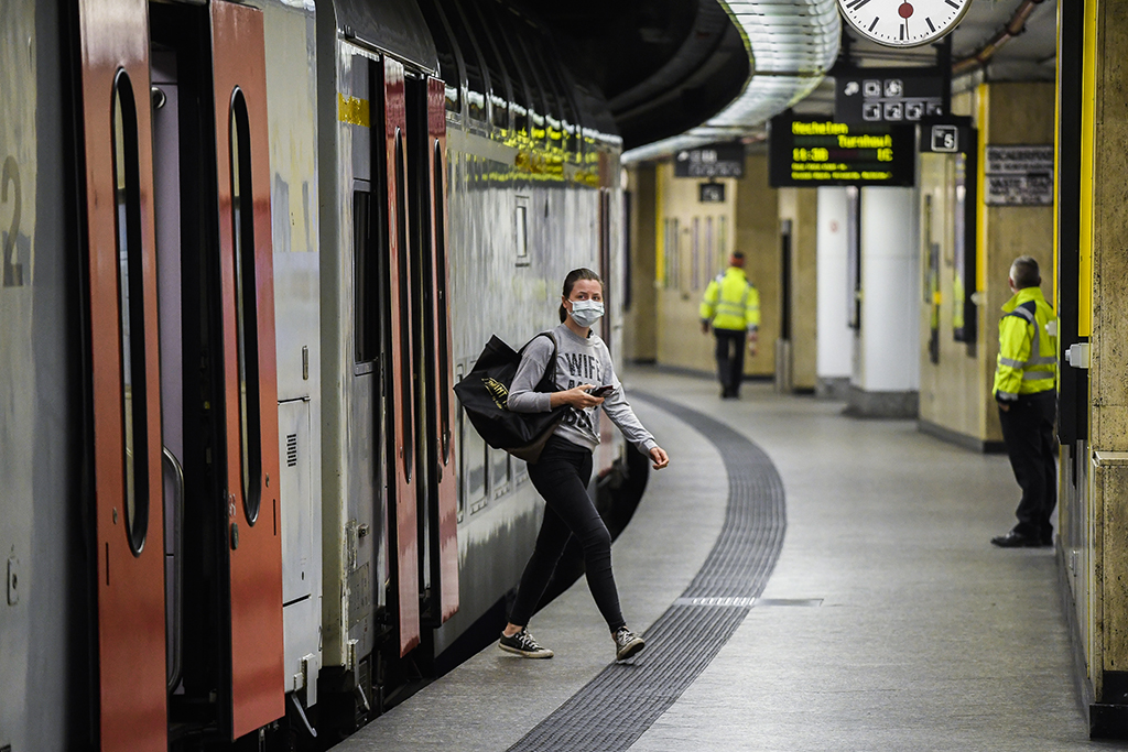 Zugpassagier im Bahnhof Brüssel-Central (Archivbild: Laurie Dieffembacq/Belga)