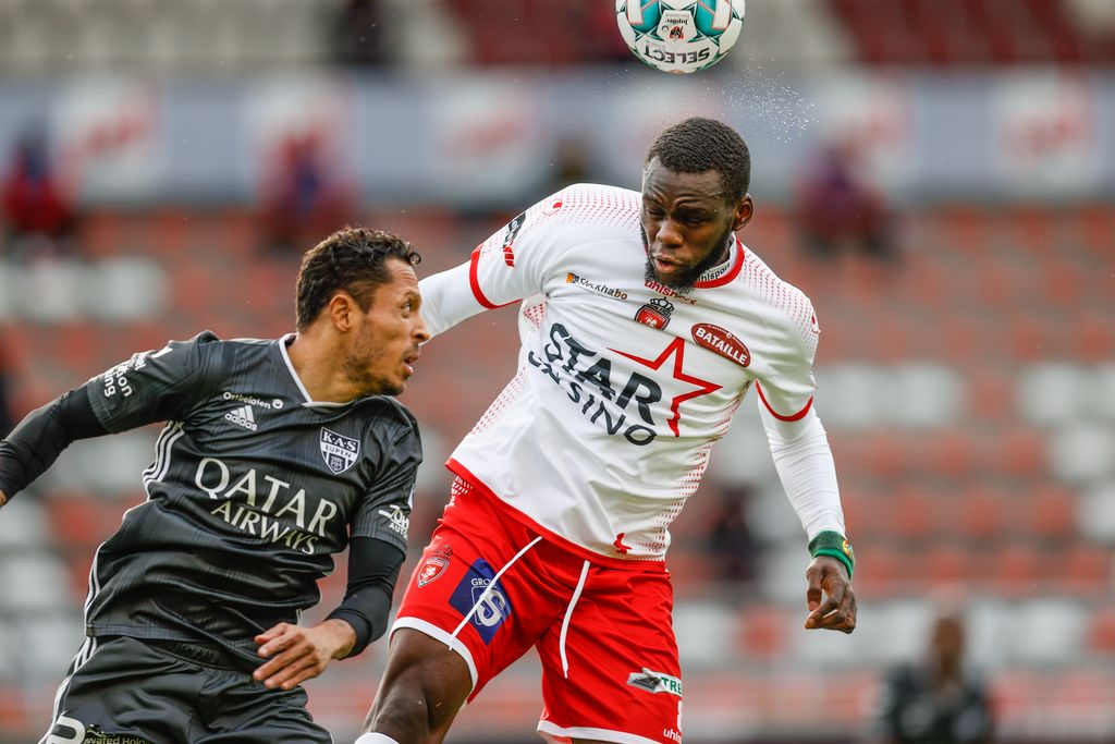 Eupen's Adriano Correia and Mouscron's Jean Onana fight for the ball during the Jupiler Pro League match between RE Mouscron and KAS Eupen, Sunday 18 October 2020 in Mouscron, on day 9 of the 'Jupiler Pro League' first division of the Belgian soccer championship. BELGA PHOTO BRUNO FAHY