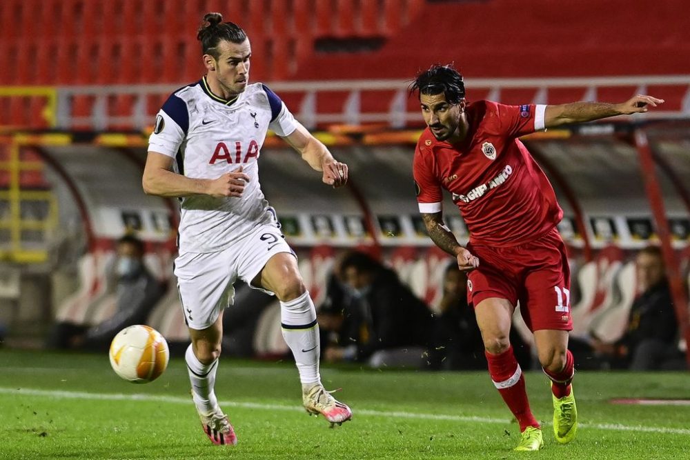 Tottenham's Gareth Bale and Antwerp's Lior Refaelov fight for the ball during a soccer match between Belgian club Royal Antwerp FC and English team Tottenham Hotspur FC, Thursday 29 October 2020 in Antwerp, on day two of the group phase (group J) of the UEFA Europa League competition. BELGA PHOTO LAURIE DIEFFEMBACQ