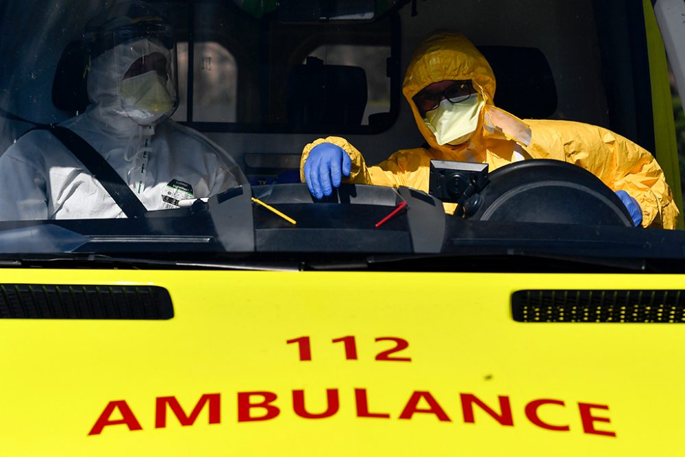 Rettungswagen vor einem Krankenhaus