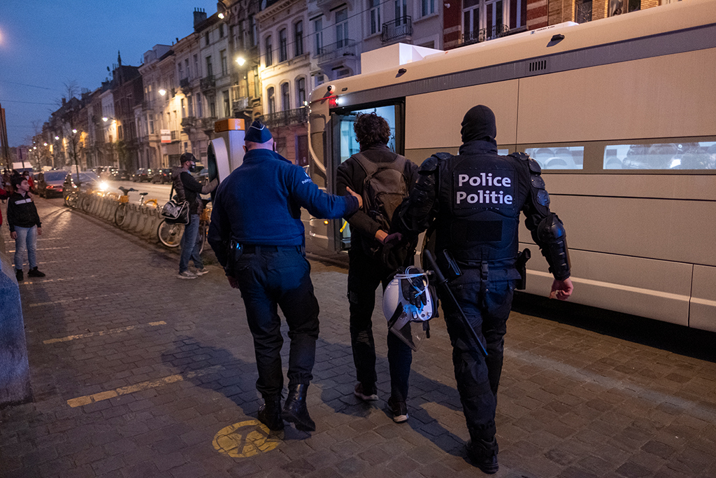 Festnahmen bei Unruhen in Anderlecht (Bild: Nicolas Maeterlinck/Belga)