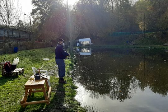 "Zur goldenen Forelle an de Hütt": Der Angelteich in der Eupener Unterstadt ist wieder in Gebrauch (Bild: Christophe Ramjoie/BRF)