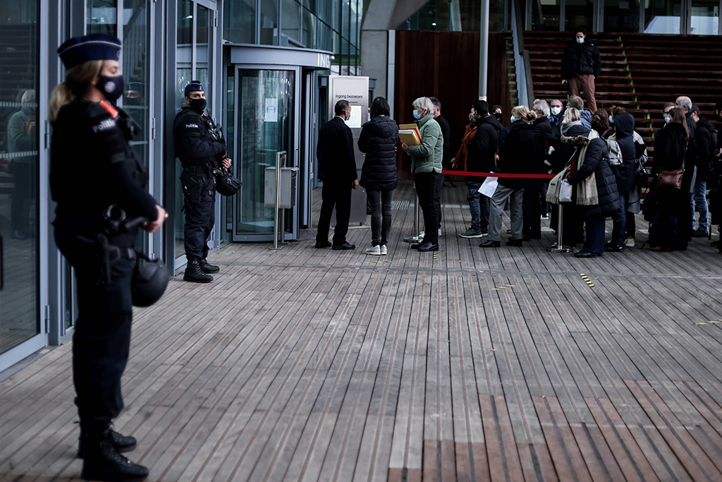 Vor dem Prozessauftakt in Antwerpen (Bild: Kenzo Tribouillard/AFP)