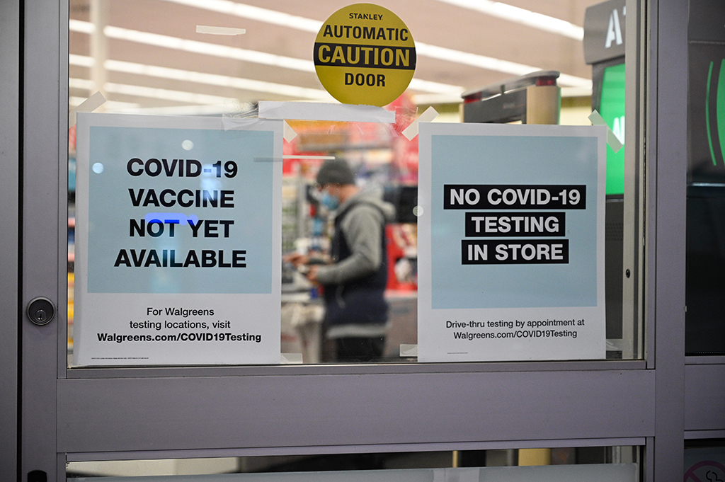 Apotheke in Burbank, Kalifornien: "Covid-Impfung noch nicht erhältlich" - "Wir führen keine Covid-Tests durch" (Bild: Robyn Beck/AFP)