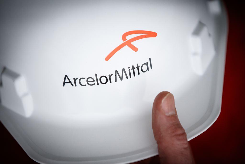 Schutzhelm mit ArcelorMittal-Logo