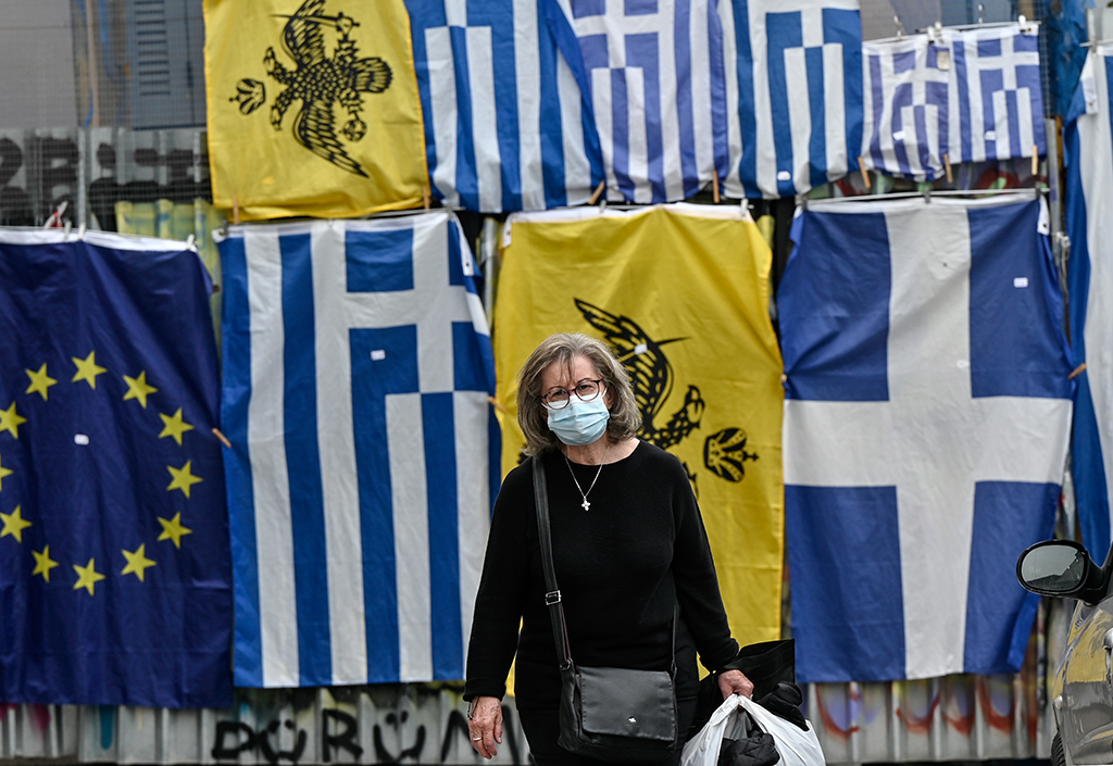 Fußgängerin am 3. November in Athen (Bild: Louisa Gouliamako/AFP)