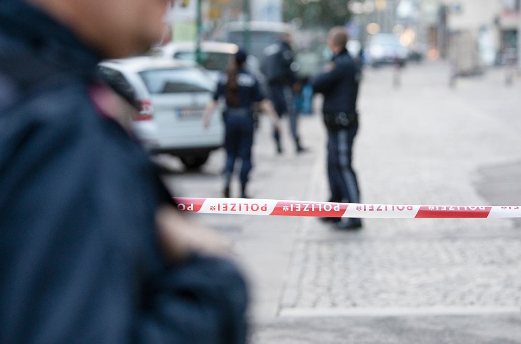 Polizei an einem der Tatort der Anschläge von Wien (Bild: Alex Halada/AFP)