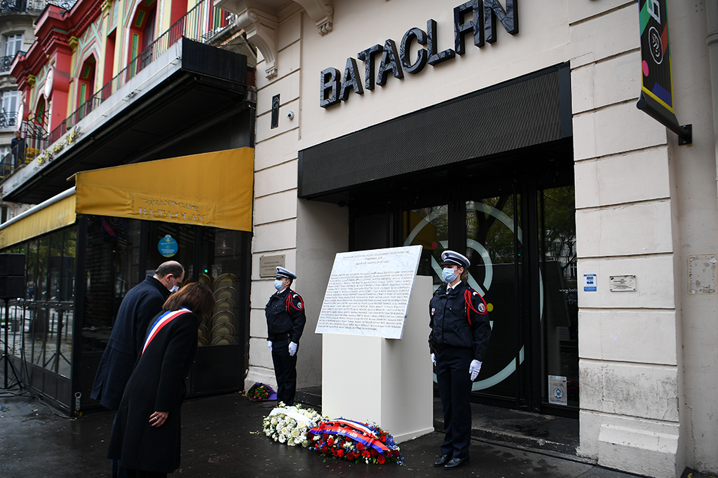 Gedenkfeier vor dem Konzertsaal Bataclan am Freitag (Bild: Christophe Archambault/AFP)
