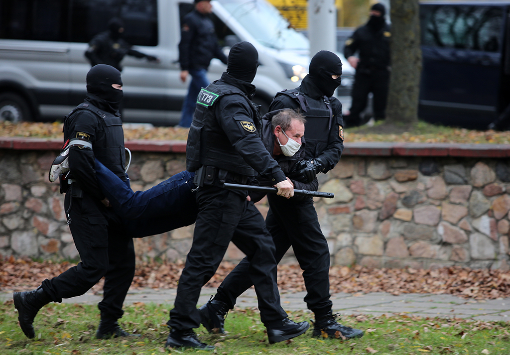 eine brutale Festnahme in Minsk (Bild: Stringer/AFP)