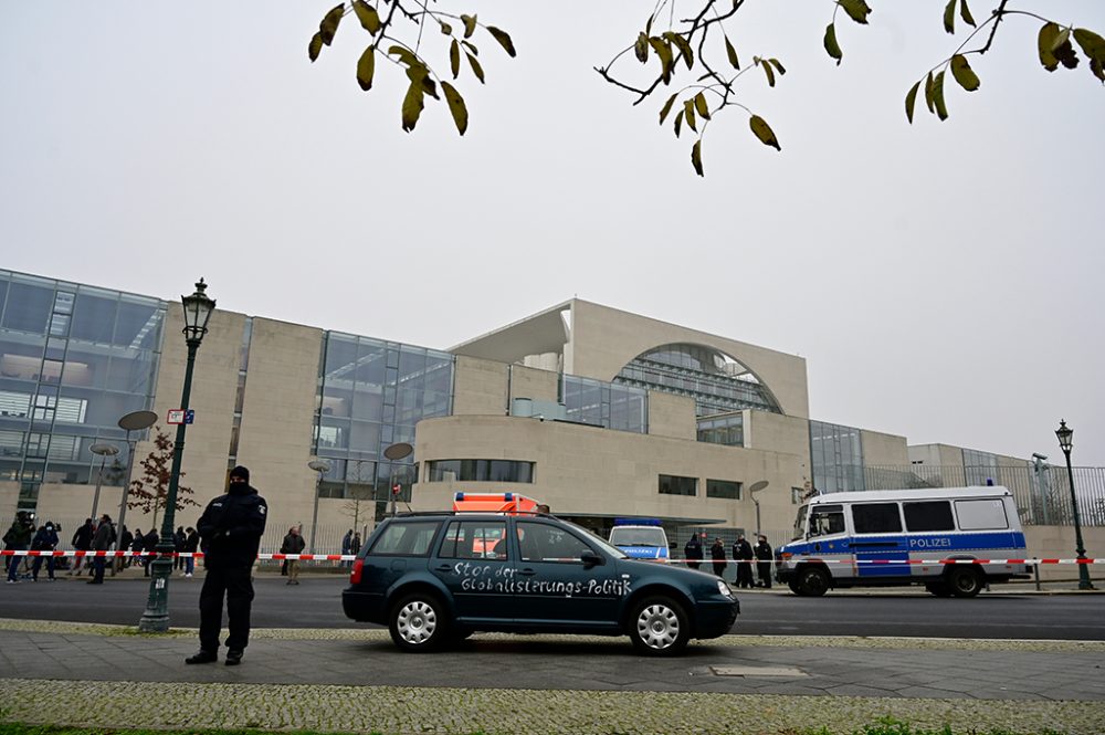 Auto bis zum Tor des Bundeskanzleramtes in Berlin vorgedrungen (Bild: John Macdougall/AFP)