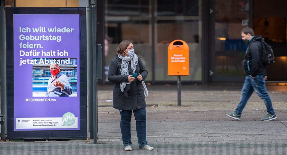 Bushaltestelle in Berlin (Bild: John MacDougall/AFP)