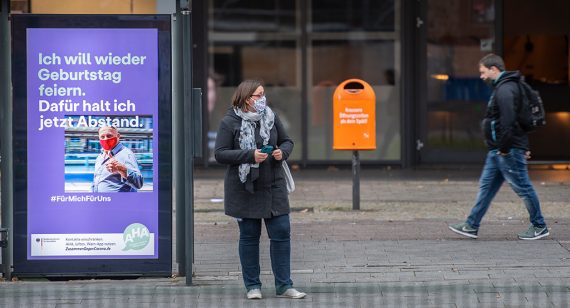 Bushaltestelle in Berlin (Bild: John MacDougall/AFP)