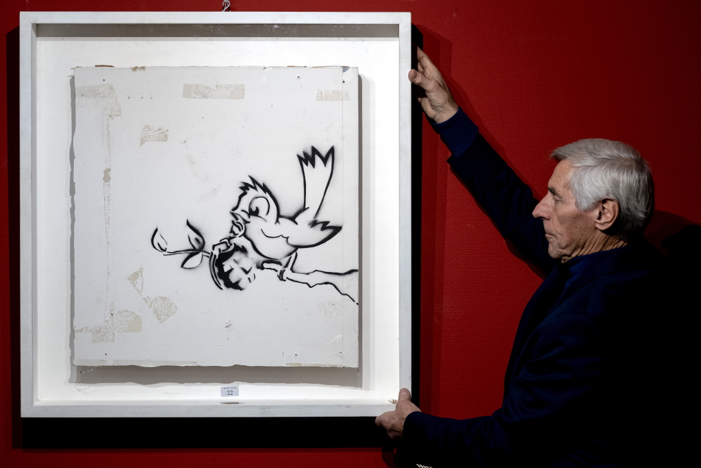 "Bird with Grenade" von Banksy im Auktionshaus Hessink's (Bild: Sander Koning/APF)