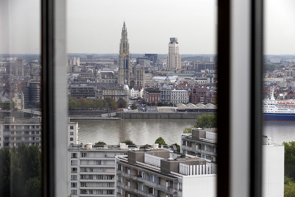Blick auf Antwerpen mit der Kathedrale (l.) und dem Boerentoren (r.) (Archivbild: Nicolas Maeterlinck/Belga)