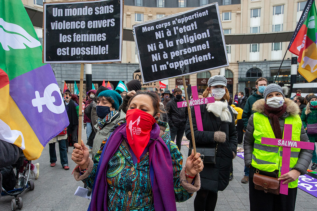 Demonstrantinnen im Brüsseler Europaviertel (Bild: Nicolas Maeterlinck/Belga)