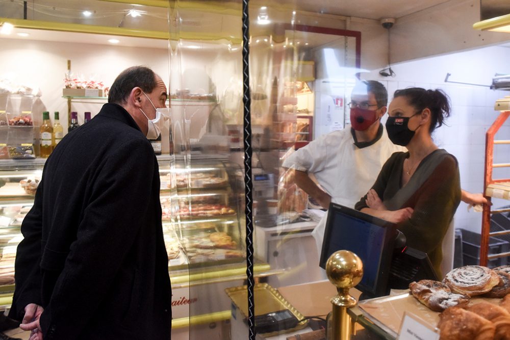 Jean Castex im Gespräch mit Einzelhändlern in Crozon (Bild: Sebastien Salom-Gomis/AFP)