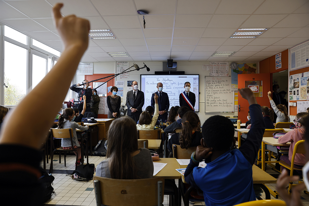 Frankreichs Premierminister Jean Castex und Bildungsminister Jean-Michel Blanquer besuchten eine Grundschule in Conflans (Bild: Thomas Coex/POOL/AFP)