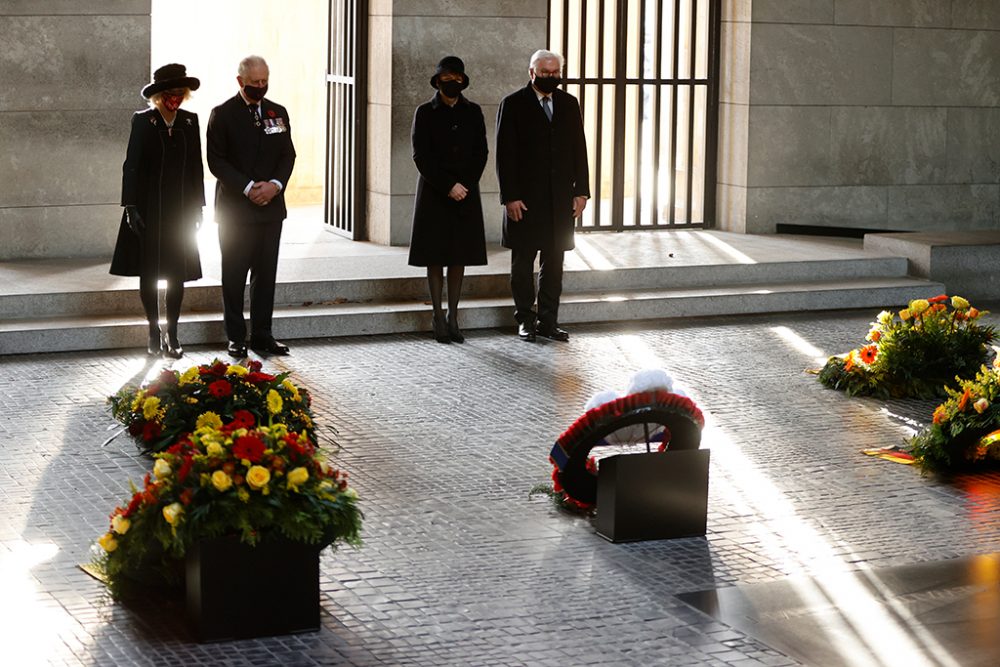 Prinz Charles und Camilla mit dem deutschen Bundespräsidenten Frank-Walter Steinmeier und Ehefrau Elke Büdenbender bei der Zeremonie (Bild: Odd Andersen/AFP)