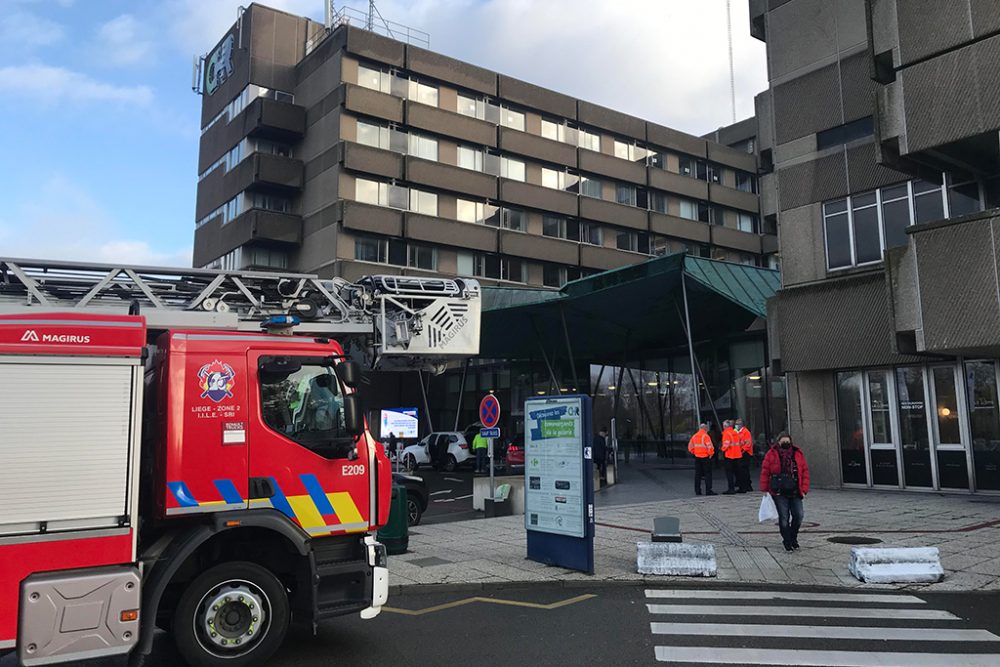 Lütticher Feuerwehrleute haben dem Citadelle-Krankenhaus am Montag einen Besuch abgestattet (Bild: Laura Salamon/Belga)