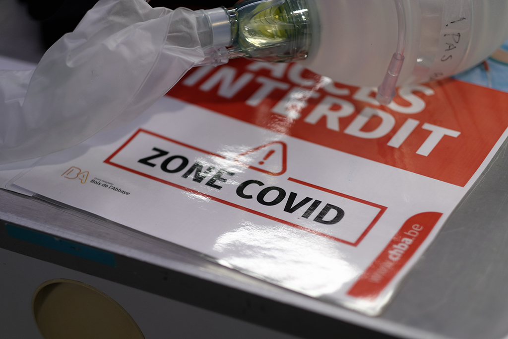 Covid-Zone: Hinweisschild im Krankenhaus von Seraing (Bild: Eric Lalmand/Belga)