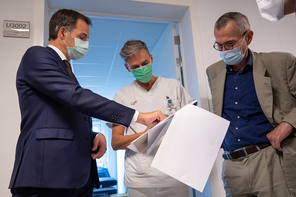 Premier Alexander De Croo und Gesundheitsminister Frank Vandenbroucke beim Besuch in der Uniklinik Antwerpen im letzten Monat (Bild: Benoît Doppagne/Belga)