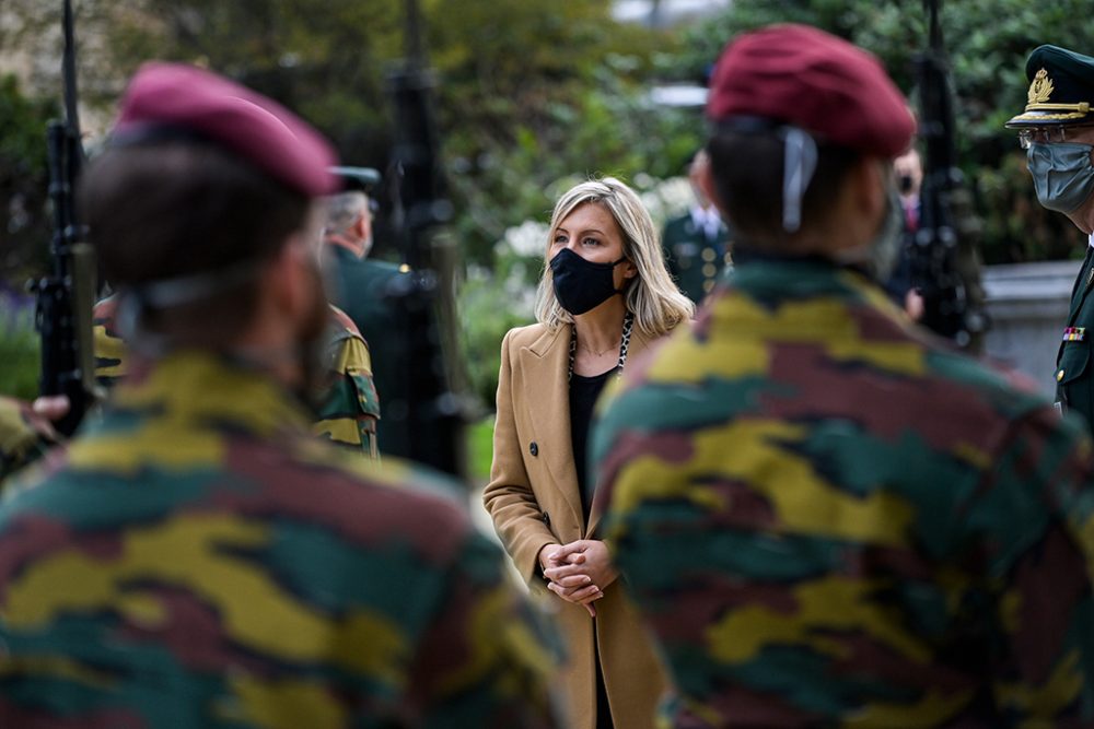 Verteidigungsministerin Ludivine Dedonder bei einer Zeremonie am Grab des unbekannten Soldaten in Brüssel am 13. Oktober (Bild: Laurie Dieffembacq/Belga)