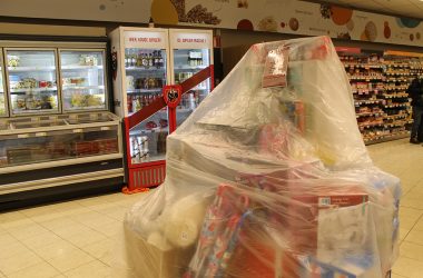 Die nicht-essentiellen Waren im Delhaize an der Aachener Straße in Eupen sind abgesperrt (Bild: Melanie Ganser/BRF)