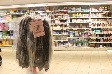 Die nicht-essentiellen Waren im Delhaize an der Aachener Straße in Eupen sind abgesperrt (Bild: Melanie Ganser/BRF)