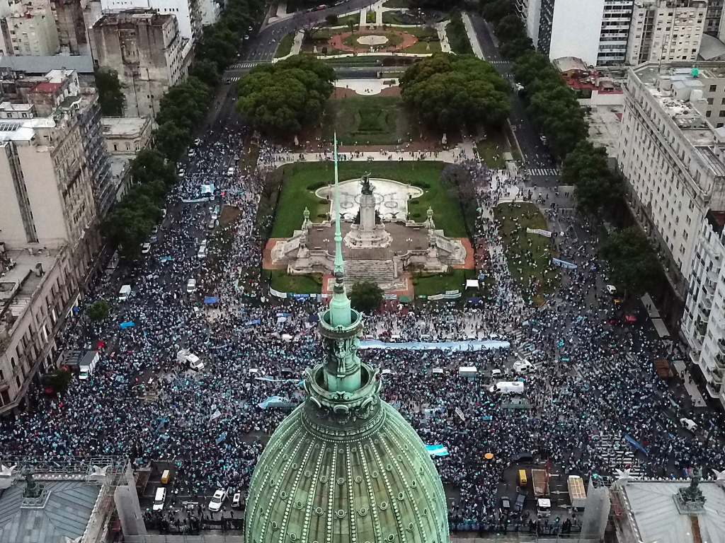 Argentinien: Tausende Menschen protestieren gegen Legalisierung von Abtreibungen (Bild: Ivan Pisarenko/AFP)