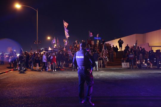 In vielen Orten gegen Trump-Anhänger auf die Straße und fordern einen Stopp der Auszählung