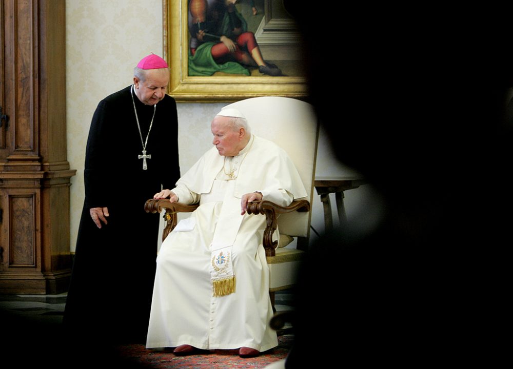 Papst Johannes Paul II. und Sekretär Stanislaw Dziwisz 2004 (Bild: Paolo Cocco/AFP)