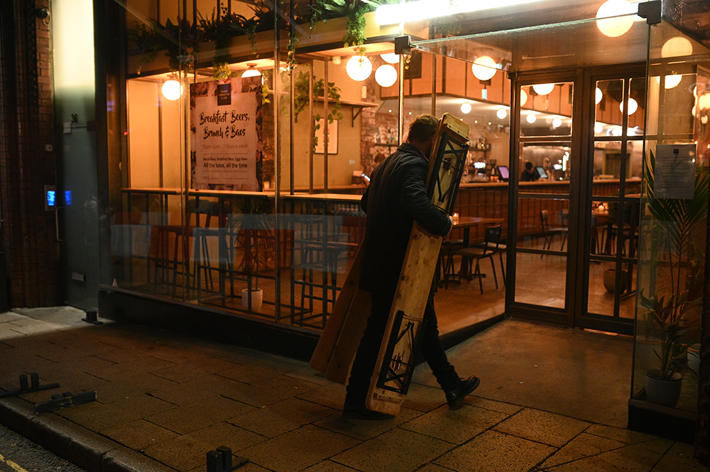 Cafés, Bars und Restaurants schließen ab Donnerstag (Bild: Oli Scarff/AFP)