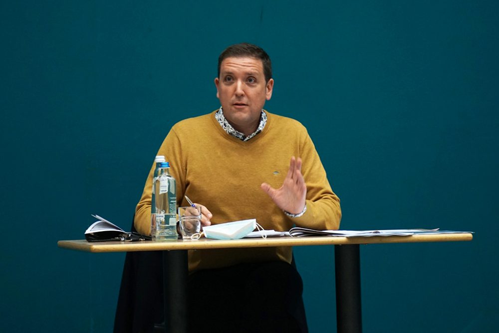 Lontzens Bürgermeister Patrick Thevissen bei der Sitzung am 16.11. (Bild: Doğan Malicki/BRF)