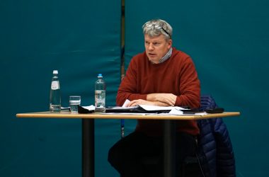 Lontzens Schöffe José Grommes bei der Sitzung am 16.11. (Bild: Doğan Malicki/BRF)