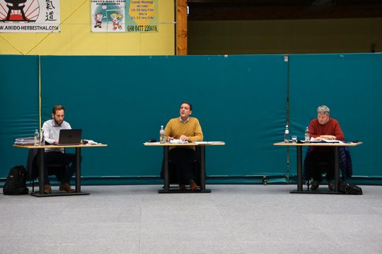 Gemeinderat Lontzen tagt in der in der Mehrzweckhalle Herbesthal (Bild: Doğan Malicki/BRF)